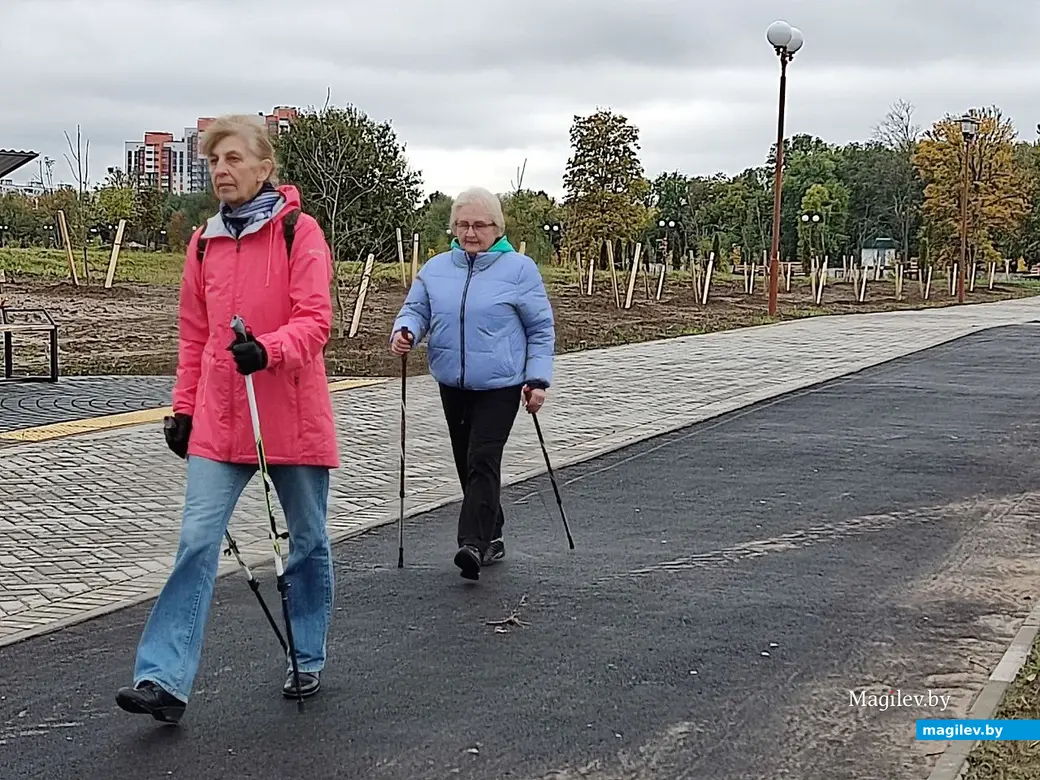 На маршруте. Марафон по скандинавской ходьбе для пожилых людей. Могилев, 30.09.2022 г