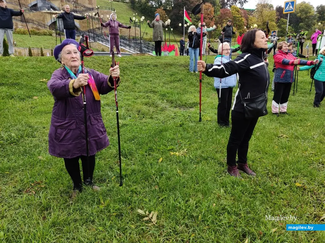 Как и положено спортсменам - сначала разминка. Марафон по скандинавской ходьбе для пожилых людей. Могилев, 30.09.2022 г