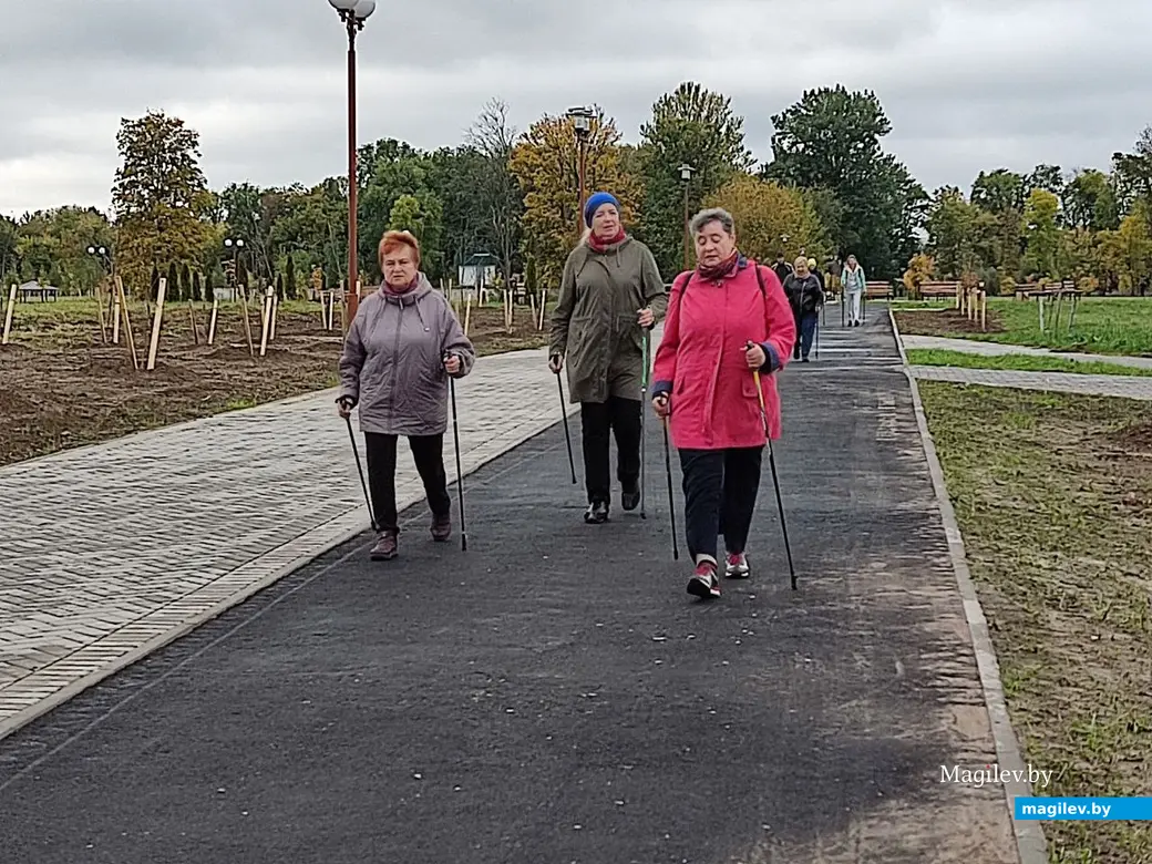На маршруте. Марафон по скандинавской ходьбе для пожилых людей. Могилев, 30.09.2022 г
