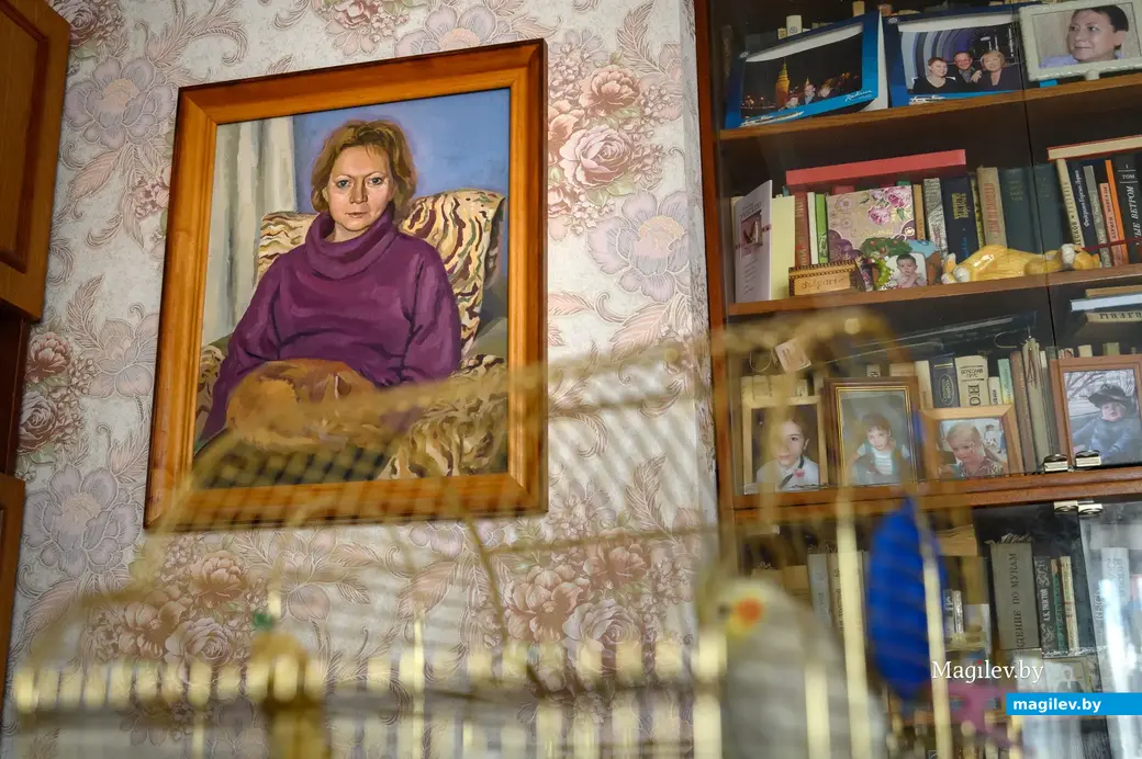 Портрет Людмилы Каранкевич кисти бобруйского художника Бориса Кожемякина. Этого кота попугай не боится :)