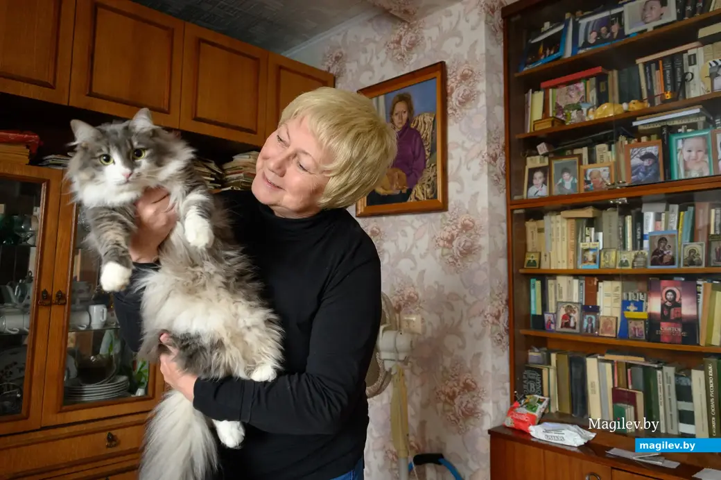 Учительница Людмила Николаевна Каранкевич кошку подобрала "в свинячем чугуне в деревне". И назвала – Вивьен Гончаретта Тананата Санчес