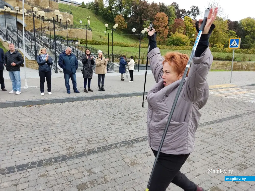 А вот и финиш! Марафон по скандинавской ходьбе для пожилых людей. Могилев, 30.09.2022 г