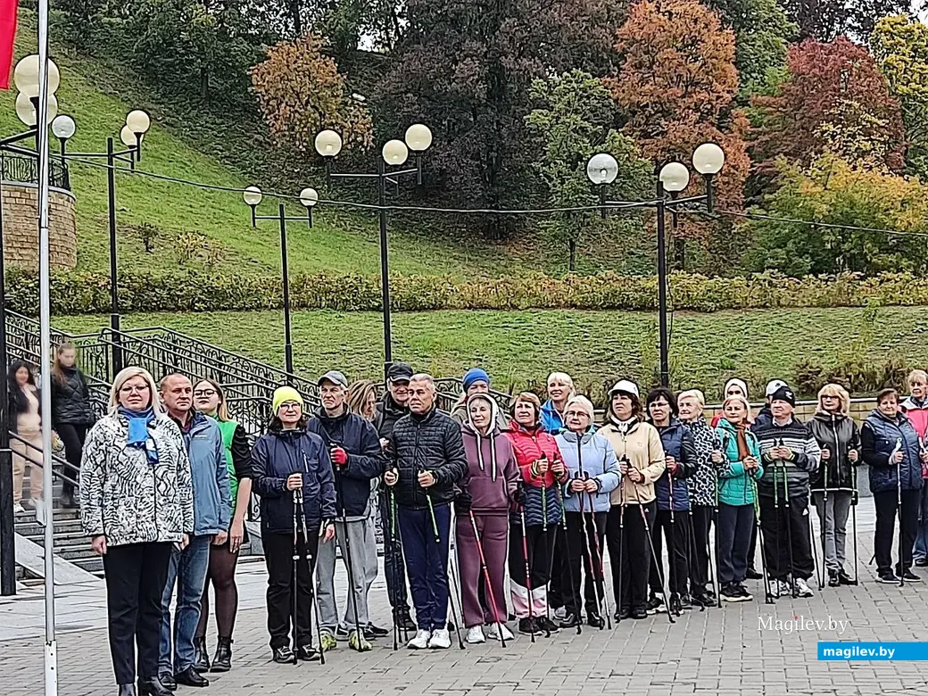 Перед стартом: равнение на флаг! Марафона по скандинавской ходьбе для пожилых людей. Могилев, 30-09.2022 г