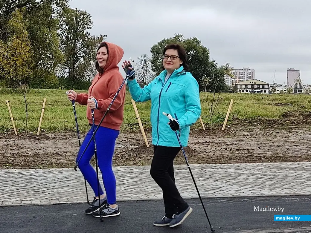 На маршруте. Марафон по скандинавской ходьбе для пожилых людей. Могилев, 30.09.2022 г