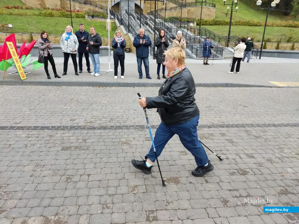 А вот и финиш! Марафон по скандинавской ходьбе для пожилых людей. Могилев, 30.09.2022 г