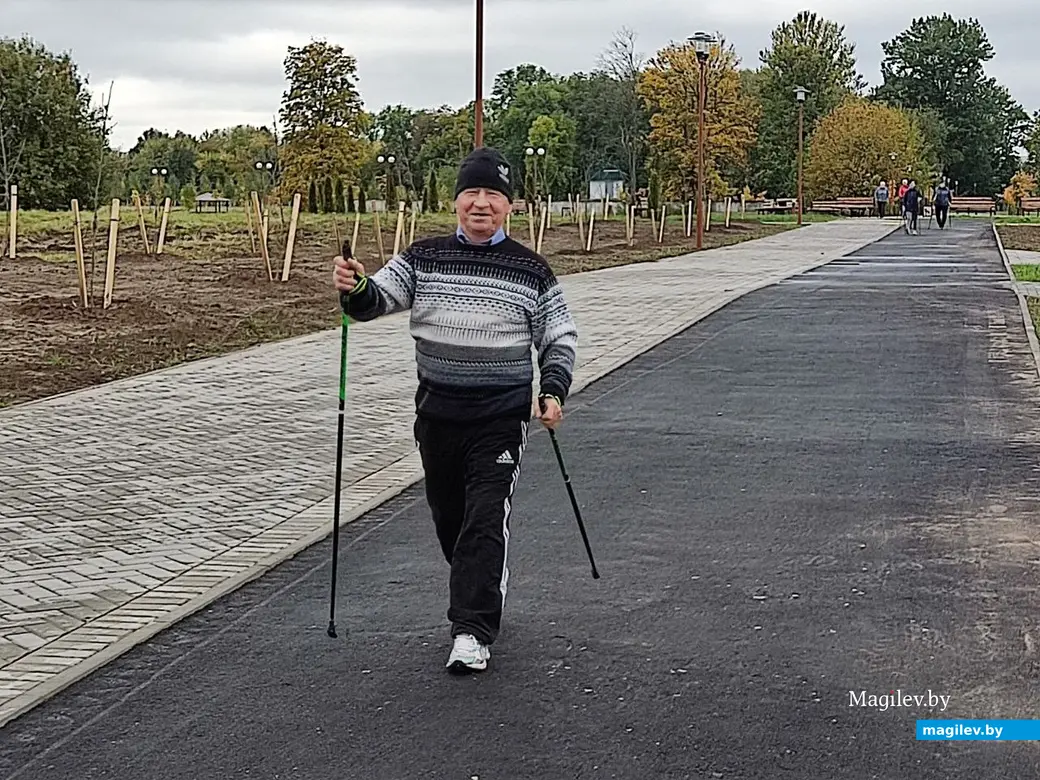 А вот и финиш! Марафон по скандинавской ходьбе для пожилых людей. Могилев, 30.09.2022 г