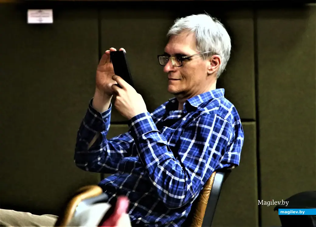 Николай Аксенов на литературно-музыкальном вечере «Не забывайте своих старых друзей!» в областной библиотеке Ленина. Могилев, 2018 год.