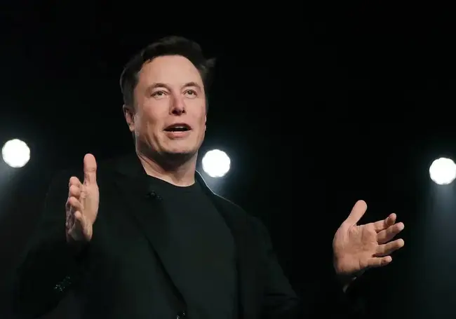 Илон Маск представил прототип человекоподобного робота