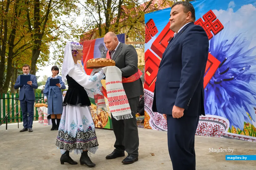 30.09.2022. Бортниковский сельский Совет. Районный фестиваль-ярмарка тружеников села «Дожинки-2022» в агрогородке Большие Бортники Бобруйского района. Церемония