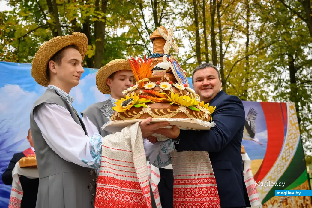 30.09.2022. Бортниковский сельский Совет. Районный фестиваль-ярмарка тружеников села «Дожинки-2022» в агрогородке Большие Бортники Бобруйского района. Церемония