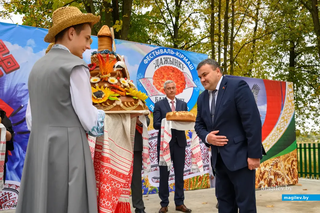 30.09.2022. Бортниковский сельский Совет. Районный фестиваль-ярмарка тружеников села «Дожинки-2022» в агрогородке Большие Бортники Бобруйского района. Церемония