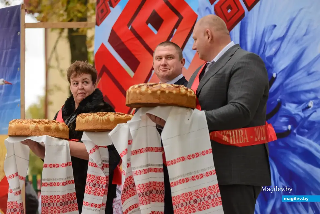 30.09.2022. Бортниковский сельский Совет. Районный фестиваль-ярмарка тружеников села «Дожинки-2022» в агрогородке Большие Бортники Бобруйского района. Церемония
