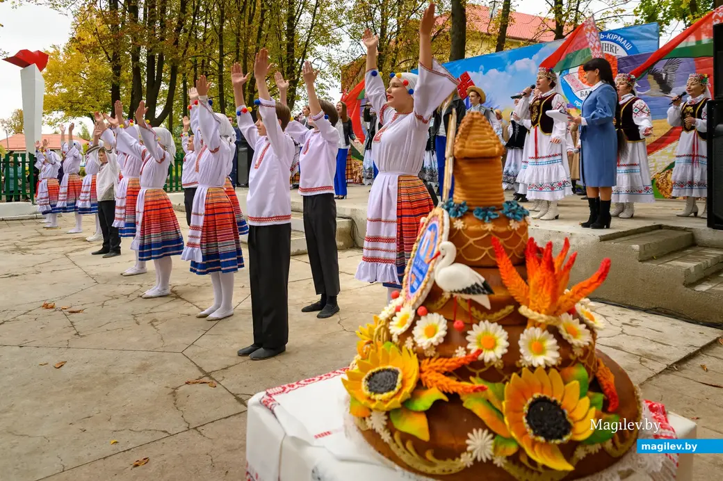 30.09.2022. Бортниковский сельский Совет. Районный фестиваль-ярмарка тружеников села «Дожинки-2022» в агрогородке Большие Бортники Бобруйского района. Поздравляют