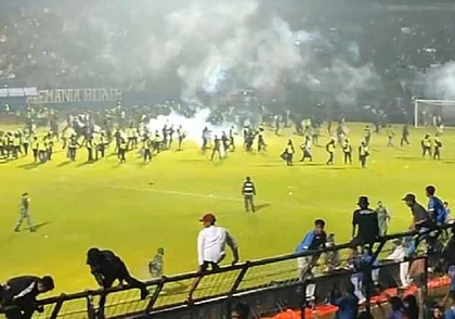 Трагедия на футбольном матче в Индонезии: в результате давки погибли не менее 127 человек