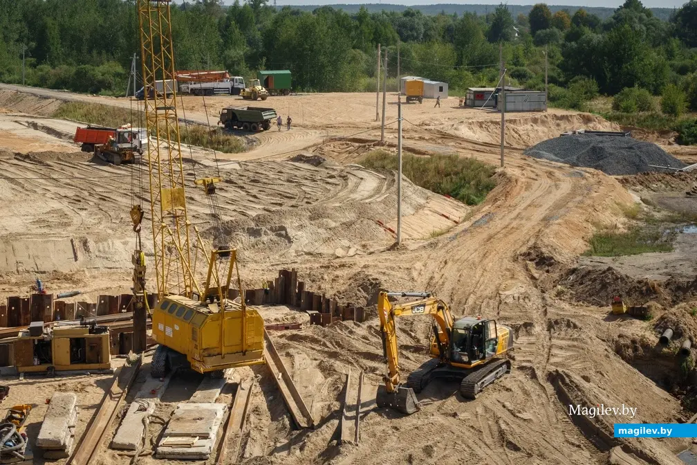 29.08.2022. Бобруйск. После перерыва возобновились строительные работы на реконструкции Титовского моста. Специалисты филиала «МСУ № 2» ОАО «Мостострой» отливают