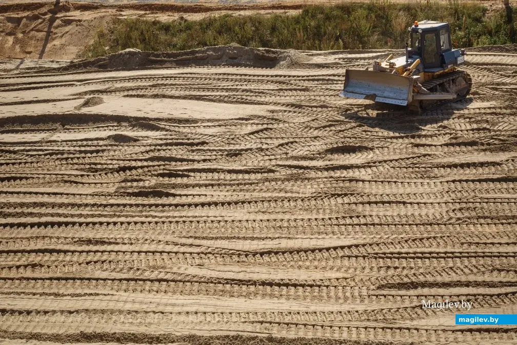 29.08.2022. Бобруйск. После перерыва возобновились строительные работы на реконструкции Титовского моста. Специалисты филиала «МСУ № 2» ОАО «Мостострой» отливают