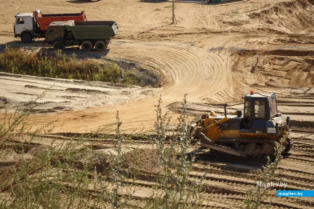 29.08.2022. Бобруйск. После перерыва возобновились строительные работы на реконструкции Титовского моста. Специалисты филиала «МСУ № 2» ОАО «Мостострой» отливают
