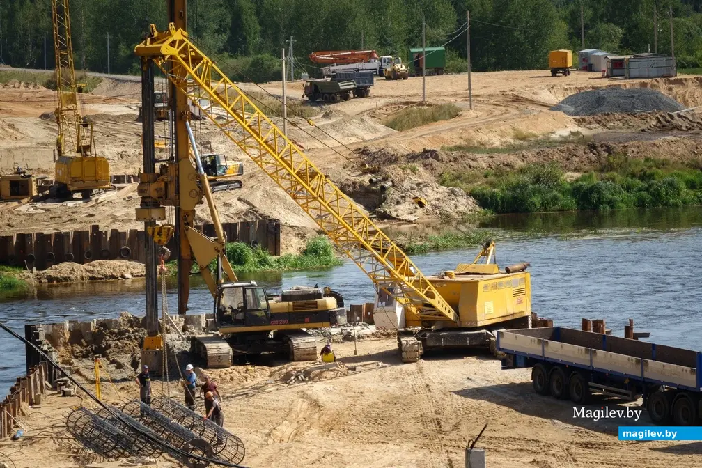 29.08.2022. Бобруйск. После перерыва возобновились строительные работы на реконструкции Титовского моста. Специалисты филиала «МСУ № 2» ОАО «Мостострой» отливают