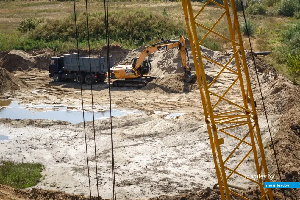 29.08.2022. Бобруйск. После перерыва возобновились строительные работы на реконструкции Титовского моста. Специалисты филиала «МСУ № 2» ОАО «Мостострой» отливают