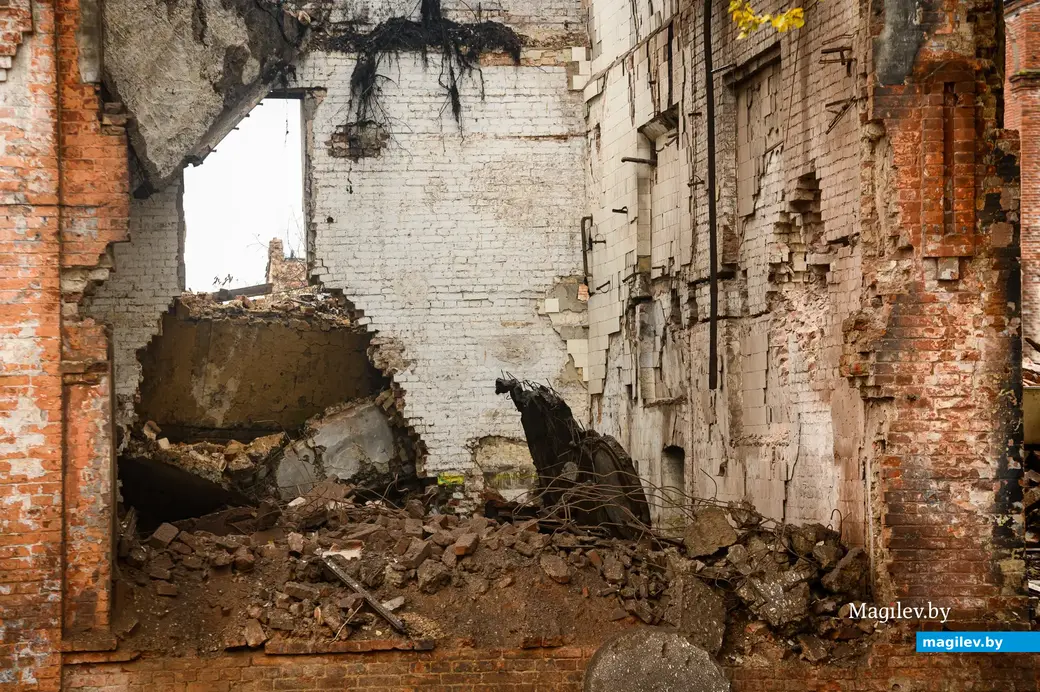 03.10.2022. Бобруйск. Подрыв здания бывшего завода виноградных напитков на улице Новошоссейной