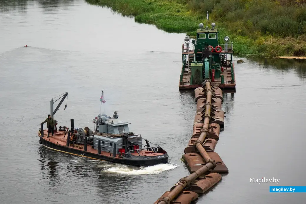 27.09.2022. Бобруйск. В строительстве моста используется песок, добываемый выше по течению.