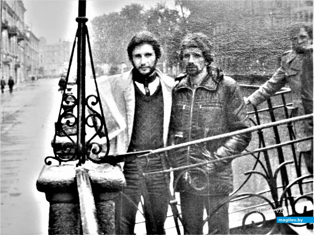 Леонид Астапенко (в темной куртке) первым увидел афишу зонг-оперы. И по объективным причинам так и не попал на спектакль. 1975 год.