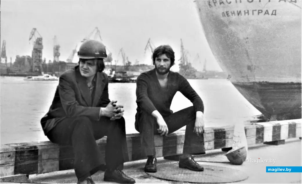 После просмотра зонг-оперы мы с Васей Маком решили написать свой, могилевский, вариант. Ленинградский морской торговый порт. 1975 год.