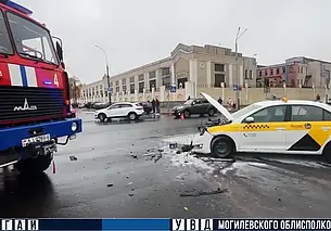 В Могилеве загорелся автомобиль такси. Пострадали 2 человека