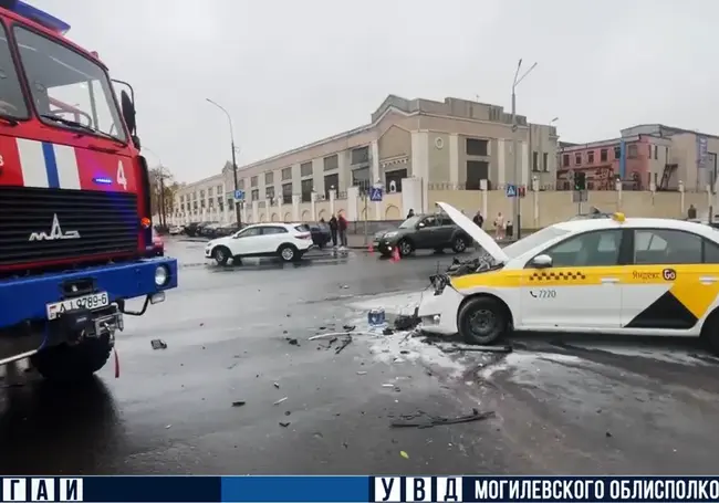 В Могилеве загорелся автомобиль такси. Пострадали 2 человека