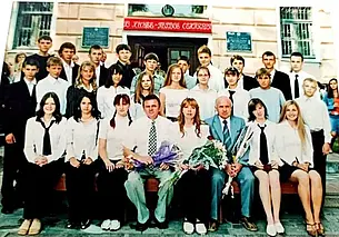 «Приносил на урок гитару и пел песню про учебу»