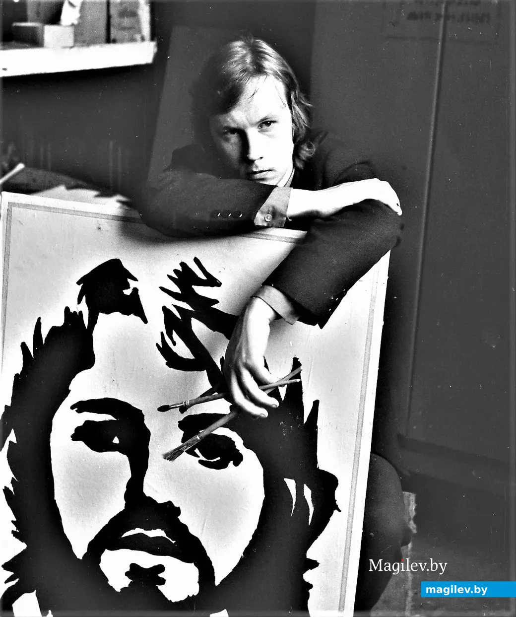 Леня Дюс только что завершил работу над портретом Пола Маккартни. Таких работ в нашем городе было немного. Могилев, 1970-е годы. Фото Василя Титова.