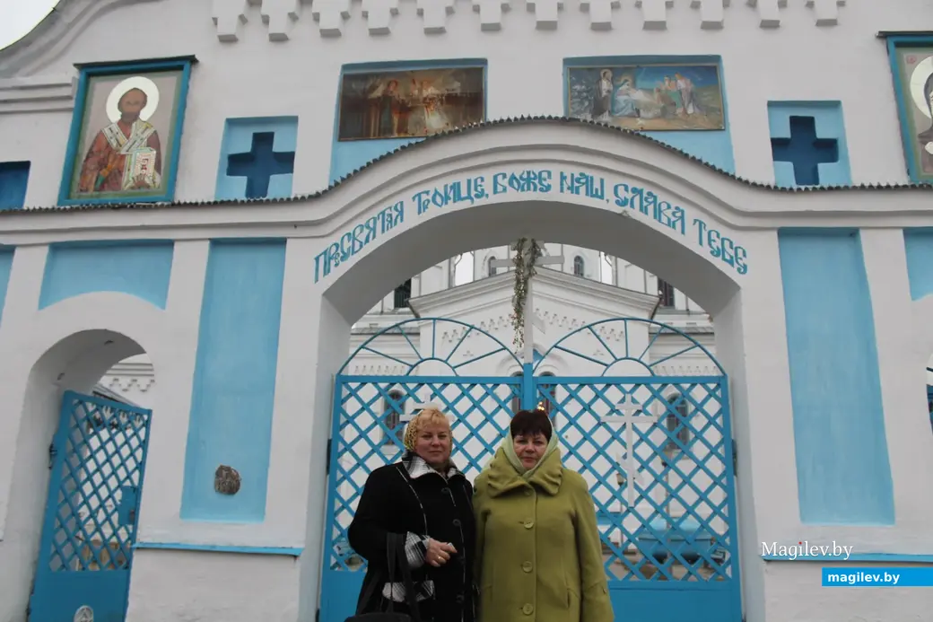 Прихожане у Свято-Троицкого храма в Хотимске, возродил церковь архимандрит Кирилл. Фото 2012 г.