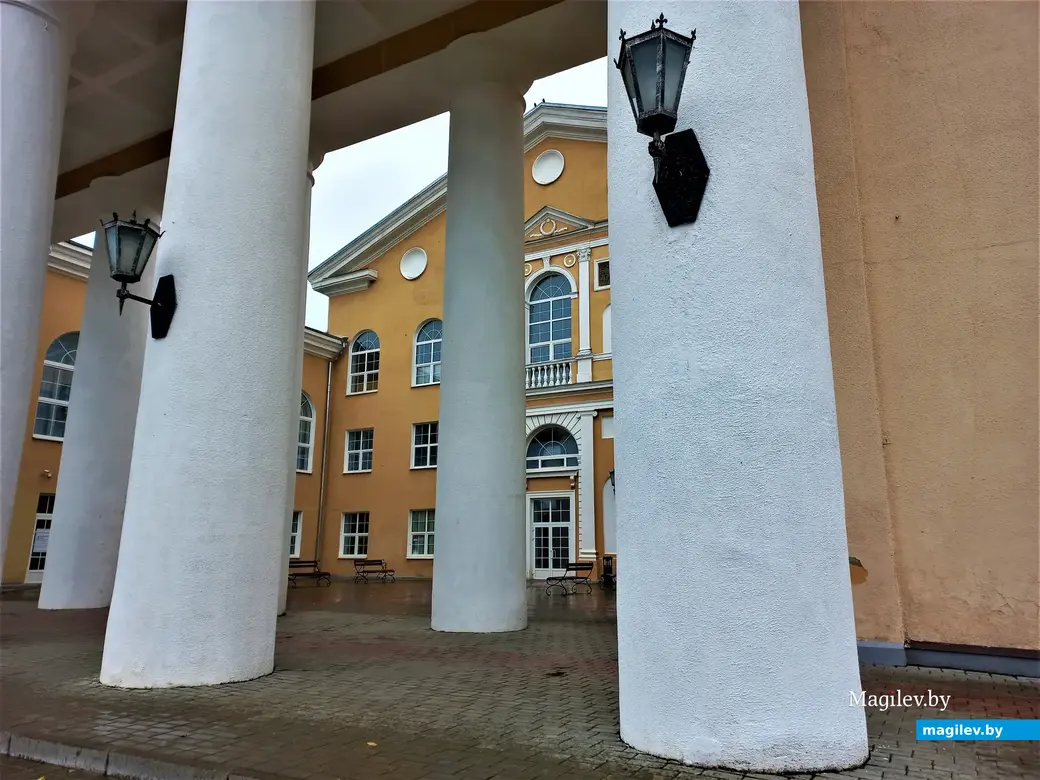 Одни колонны чего стоят! Могилев, бывший ДК Куйбышева. 05.09.2022 года