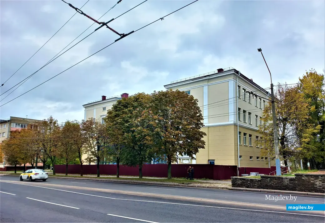Бывшая школа №10. Вид со двора Серого дома. Могилев, 05.09.2022 года.
