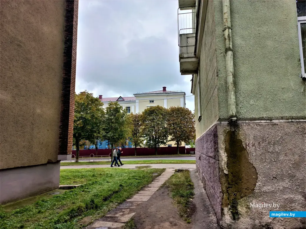 В 60-е годы пешеходные переходы популярностью не пользовались. Здесь, выйдя из подъезда и повернув направо, Боря обычно шел на занятия. Могилев, район Серого дома (ул.