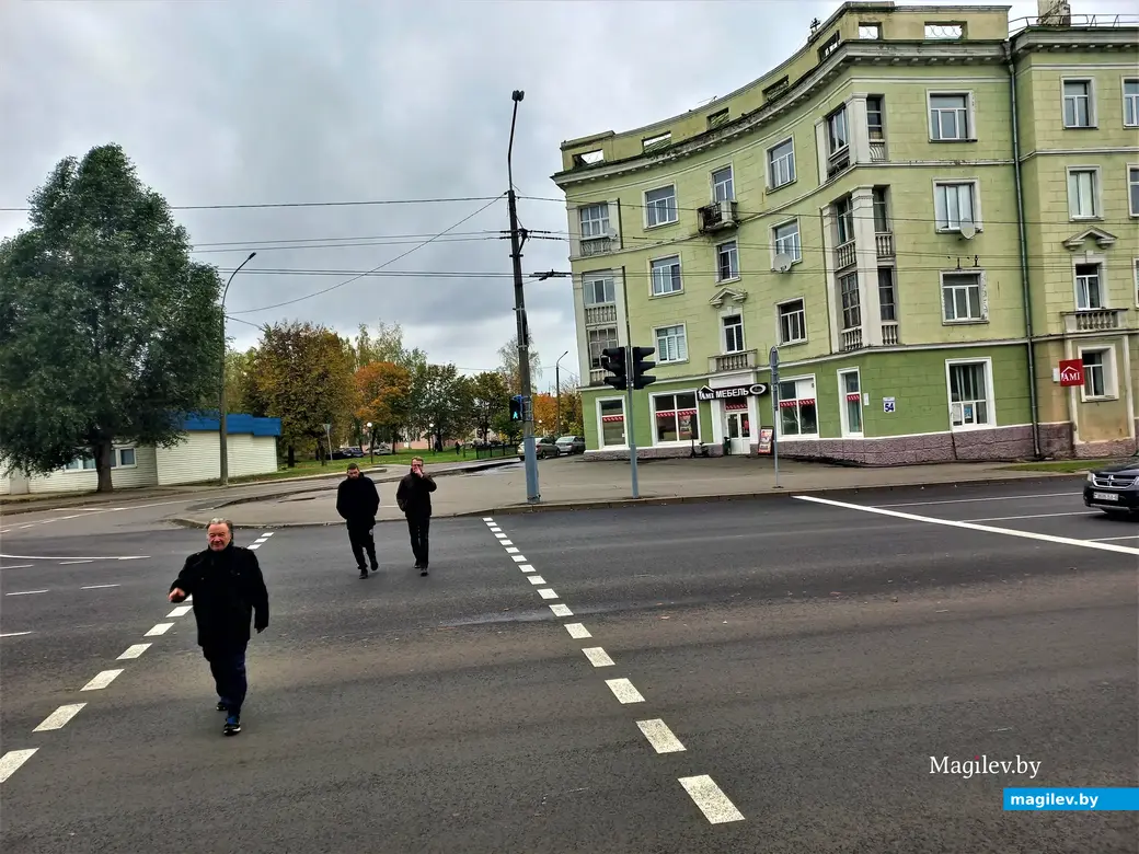 Сегодня перейти улицу в неположенном месте не получится. Валерий Катков (он на переходе слева), кстати, в кадр попал совершенно случайно, не даст мне соврать. Могилев,