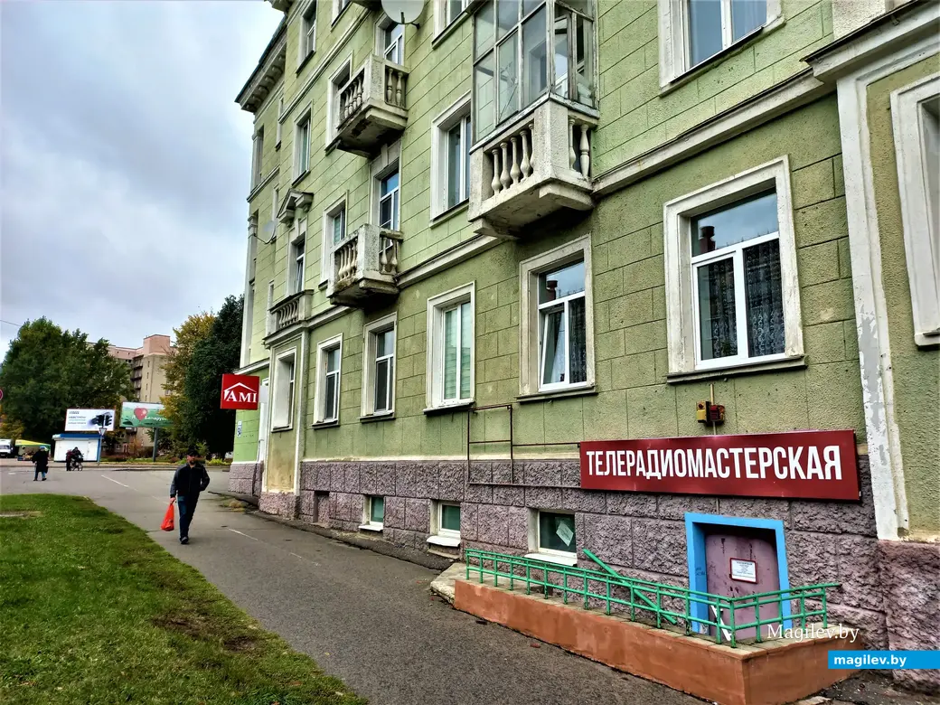 В Дворец культуры Куйбышева, в хореаграфическую студию, Борис попадал в том случае, если шел навстречу вот этому джентльмену с красным пакетом. Могилев, район Серого