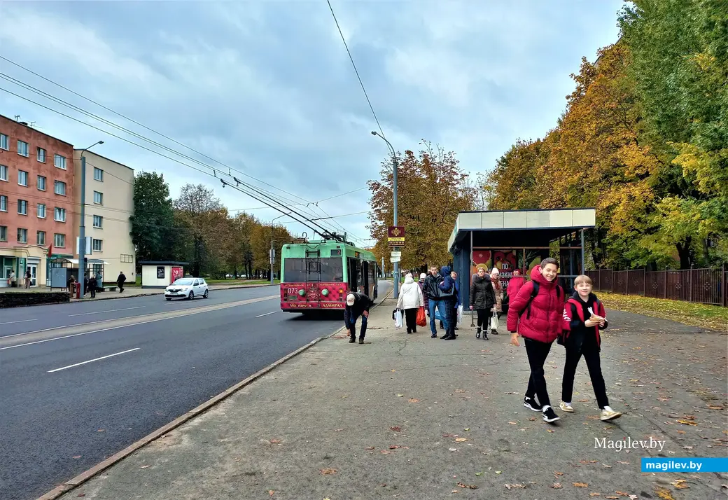 Легендарный троллейбу №2 отходит от остановки. Могилев, район Серого дома (ул. Челюскинцев, 54). 05.09.2022 года