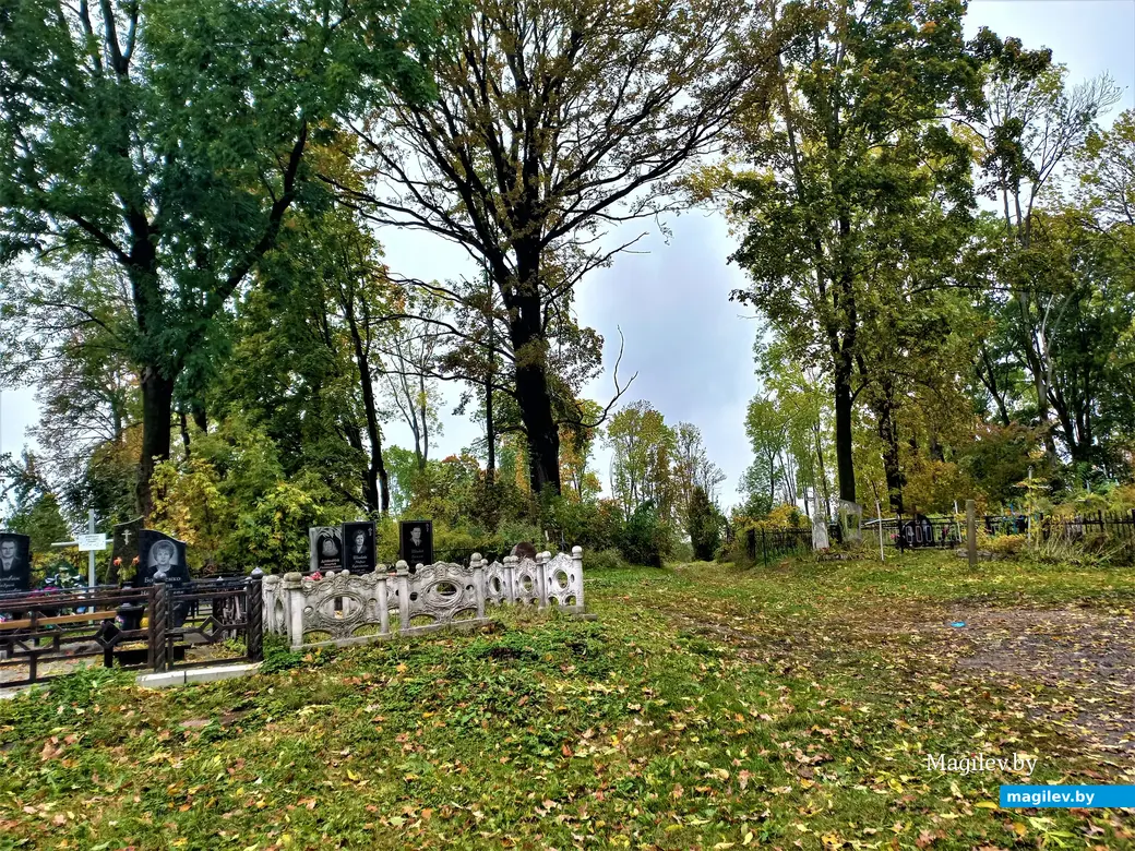 Миновать Успенское кладбище никак не удастся. Могилев, район Серого дома (ул. Челюскинцев, 54). 05.09.2022 года
