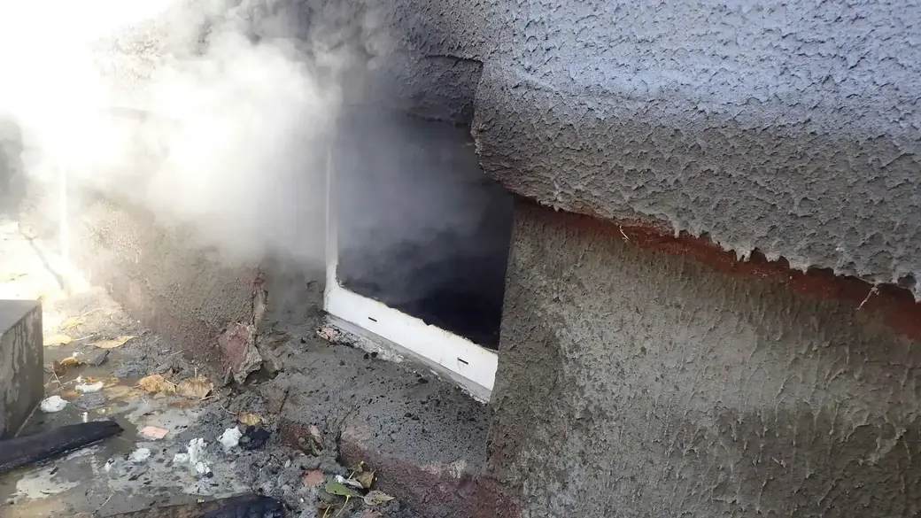 06.10.22г. В Бобруйске в пятиэтажке на улице Интернациональной загорелся подвал. Фото: Бобруйский ГРОЧС