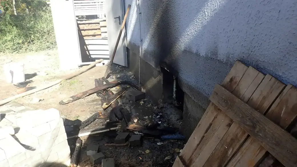 06.10.22г. В Бобруйске в пятиэтажке на улице Интернациональной загорелся подвал. Фото: Бобруйский ГРОЧС