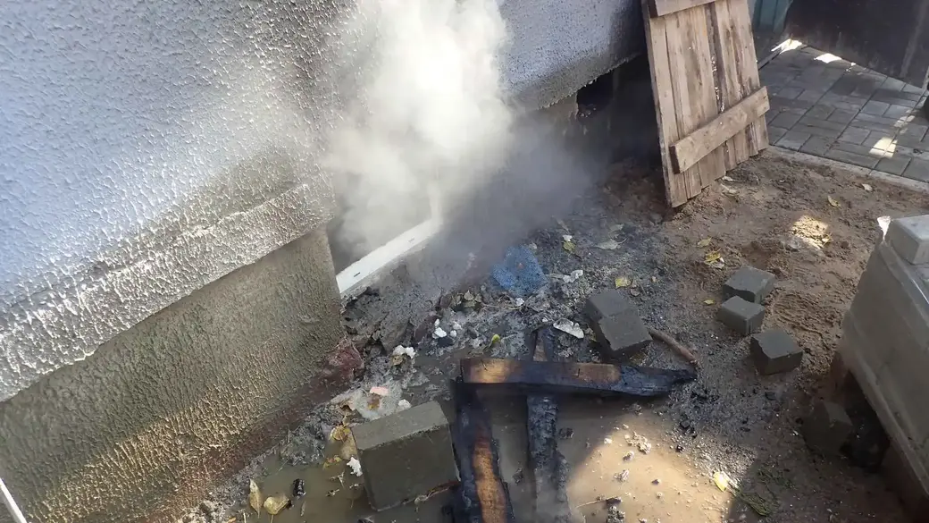 06.10.22г. В Бобруйске в пятиэтажке на улице Интернациональной загорелся подвал. Фото: Бобруйский ГРОЧС