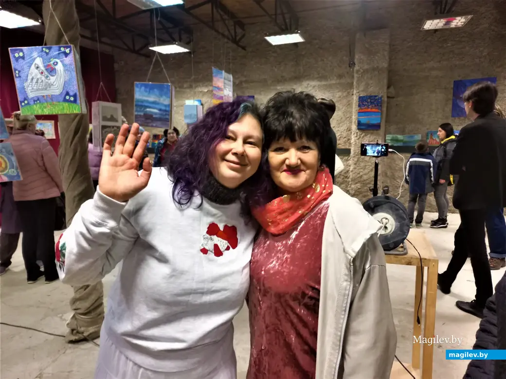 Наталья Руссиян (слева) и Татьяна Ложечникова. Могилев, галерея Андрея Воробьева на Дубровенке, выставка Натальи Руссиян, 07.10.2022 г.