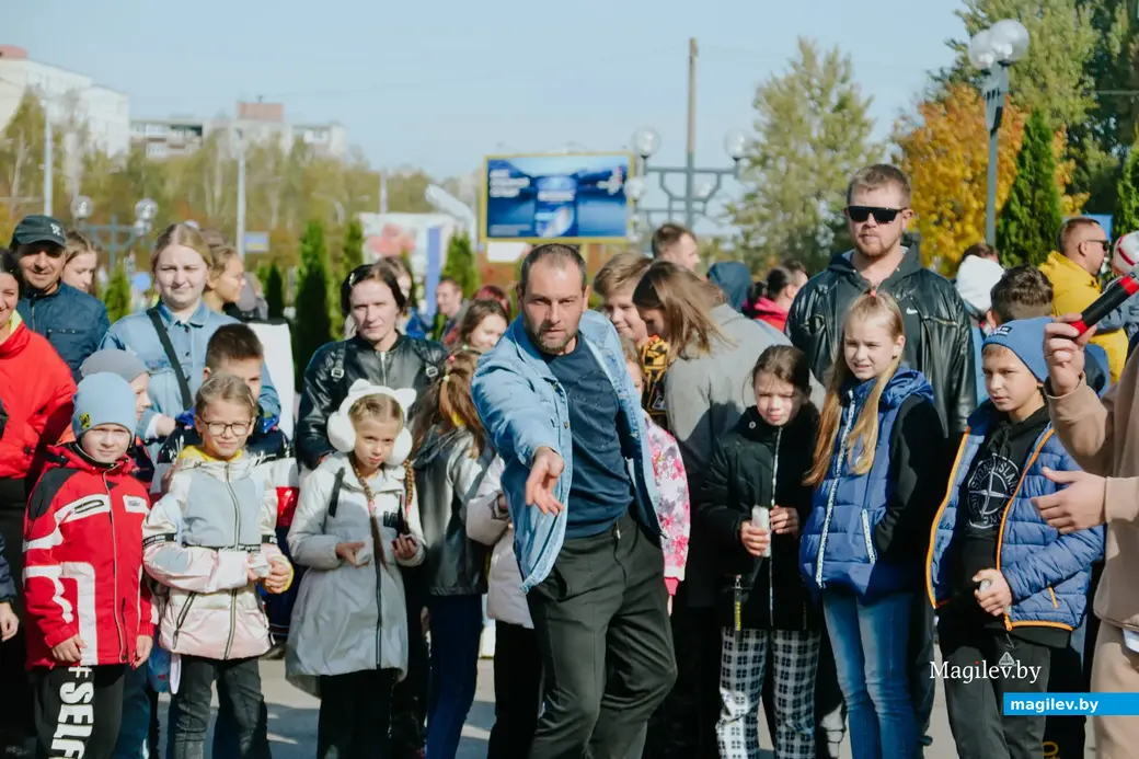 8 октября 2022. Могилев. Площадка перед ТЦ «Форум». Соревнование по метанию телефонов.