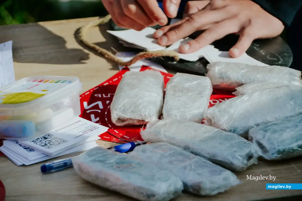 8 октября 2022. Могилев. Площадка перед ТЦ «Форум». Соревнование по метанию телефонов. Метательный «снаряд» организаторы выдавали участникам при регистрации.