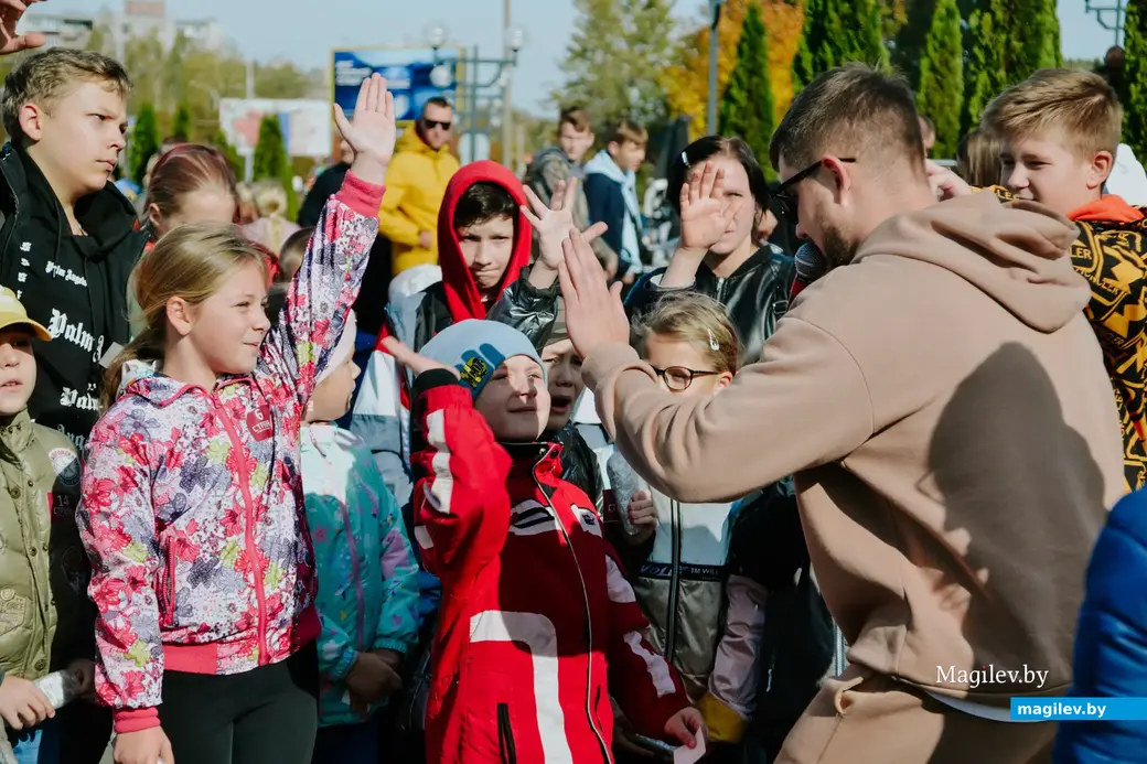 8 октября 2022. Могилев. Площадка перед ТЦ «Форум». Соревнование по метанию телефонов.