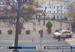 В Могилеве таксист сбил 24-летнюю девушку на переходе – наезд попал на камеру