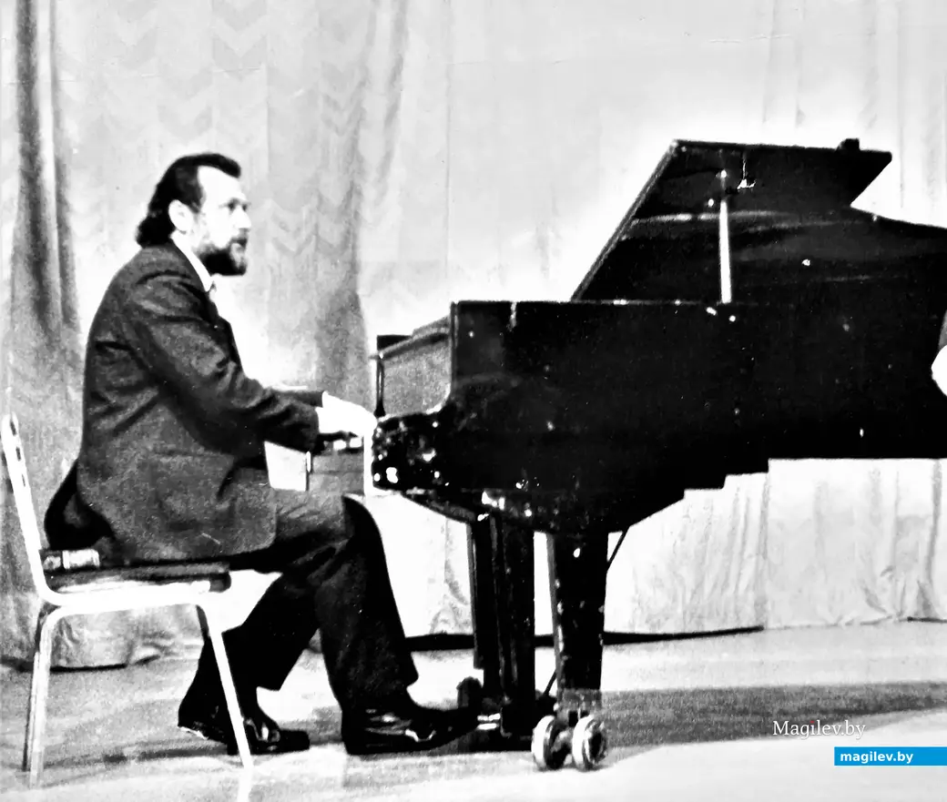 За роялем – композитор Владимир Браиловский, Могилев, 1980-е годы.