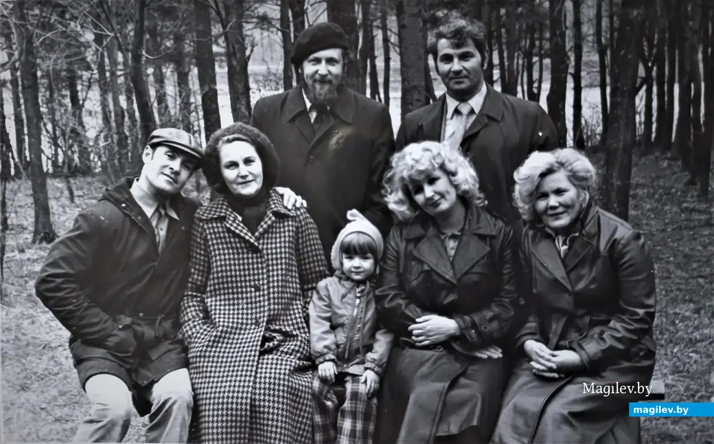 Владимир и Людмила Браиловские с друзьями на природе. Под Могилевом, 1980-е годы.