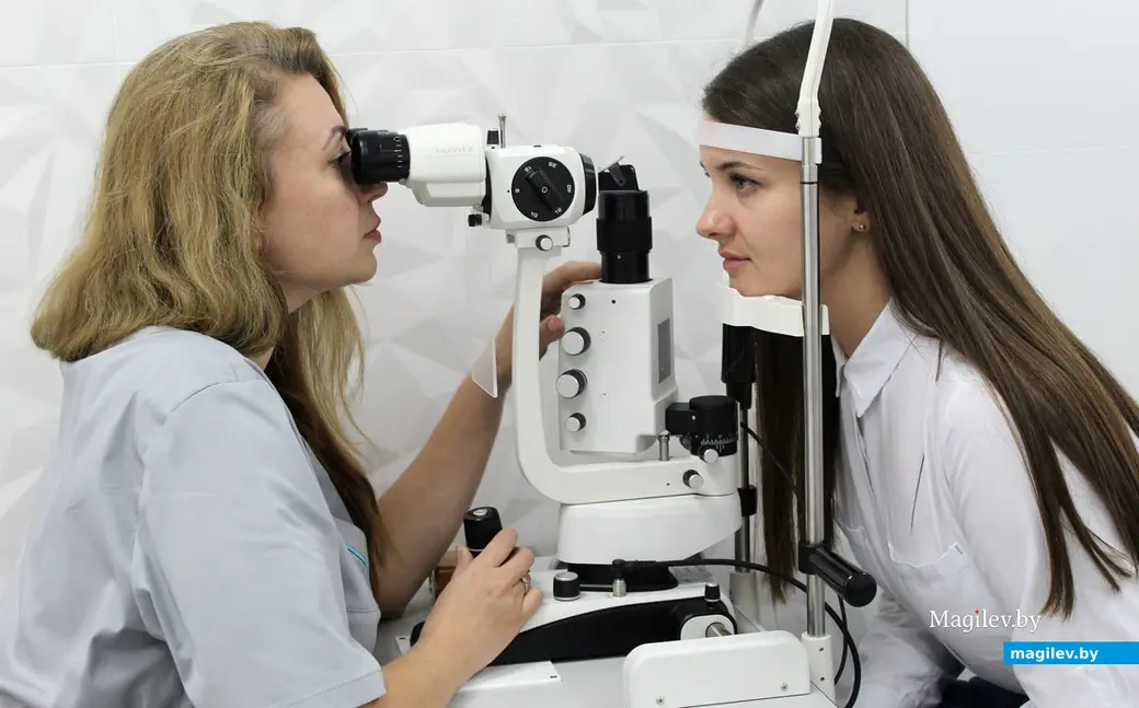 Врач-офтальмолог высшей категории Марина Мельникова во время приема. Медицинский центр «Генез». Могилев, октябрь 2022 года.